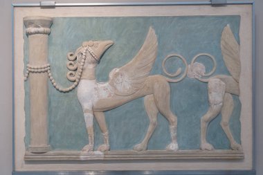 Heraklion, Yunanistan - Haziran 05, 2019: Heraklion Arkeoloji Müzesi içindeki eşyalara günlük bakış