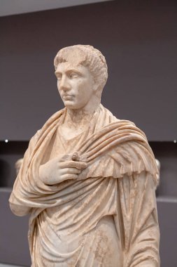 Heraklion, Yunanistan - Haziran 05, 2019: Heraklion Arkeoloji Müzesi içindeki eşyalara günlük bakış