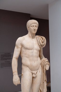 Heraklion, Yunanistan - Haziran 05, 2019: Heraklion Arkeoloji Müzesi içindeki eşyalara günlük bakış