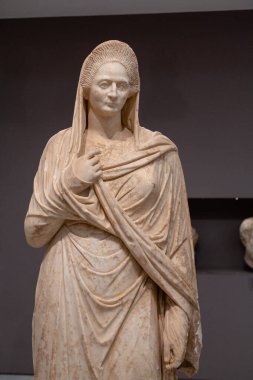 Heraklion, Yunanistan - Haziran 05, 2019: Heraklion Arkeoloji Müzesi içindeki eşyalara günlük bakış