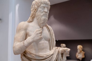 Heraklion, Yunanistan - Haziran 05, 2019: Heraklion Arkeoloji Müzesi içindeki eşyalara günlük bakış