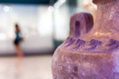 Heraklion, Yunanistan - Haziran 05, 2019: Heraklion Arkeoloji Müzesi içindeki eşyalara günlük bakış