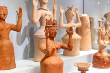 Heraklion, Yunanistan - Haziran 05, 2019: Heraklion Arkeoloji Müzesi içindeki eşyalara günlük bakış