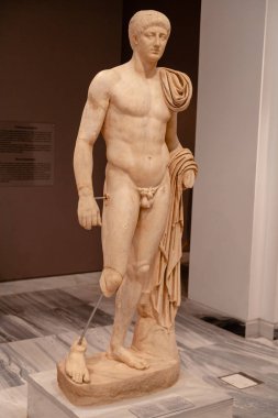 Heraklion, Yunanistan - Haziran 05, 2019: Heraklion Arkeoloji Müzesi içindeki eşyalara günlük bakış