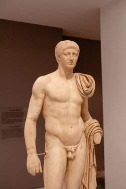 Heraklion, Yunanistan - Haziran 05, 2019: Heraklion Arkeoloji Müzesi içindeki eşyalara günlük bakış