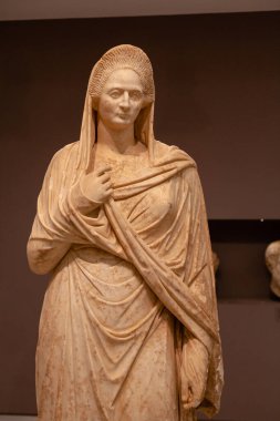 Heraklion, Yunanistan - Haziran 05, 2019: Heraklion Arkeoloji Müzesi içindeki eşyalara günlük bakış