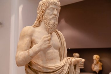 Heraklion, Yunanistan - Haziran 05, 2019: Heraklion Arkeoloji Müzesi içindeki eşyalara günlük bakış