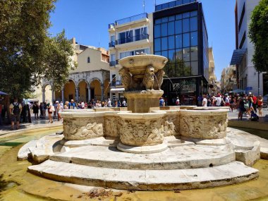 Heraklion, Yunanistan - 27 Haziran 2019: yaya ve ziyaretçilerle günlük manzara