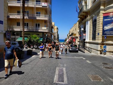 Heraklion, Yunanistan - 27 Haziran 2019: yaya ve ziyaretçilerle günlük manzara