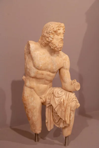 ГЕРАКЛИОН, ГРЕЦИЯ - 05 ИЮНЯ 2019 года: случайный вид на предметы внутри Археологического музея Ираклиона — стоковое фото