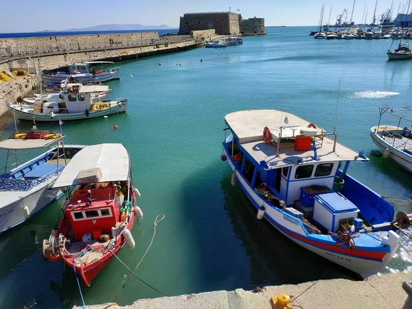 ERAKLION, GRECIA - 27 GIUGNO 2019: vista casuale sul lato del porto della città con le barche al suo interno — Foto Stock