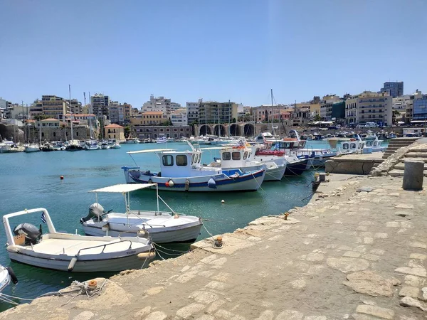HERAKLION, GRECIA - 27 DE JUNIO DE 2019: vista casual en el lado del puerto de la ciudad con barcos en ella —  Fotos de Stock