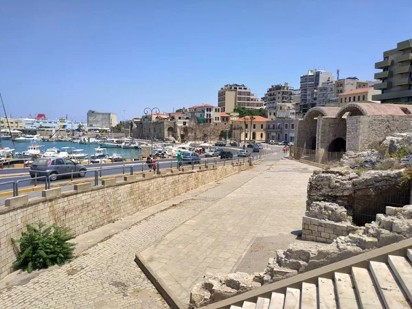 HERAKLION, GRECIA - 27 DE JUNIO DE 2019: vista casual de los edificios del lado del puerto y la arquitectura —  Fotos de Stock