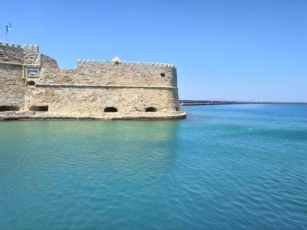 HERAKLION, GRECIA - 27 DE JUNIO DE 2019: vista casual de los edificios del lado del puerto y la arquitectura —  Fotos de Stock