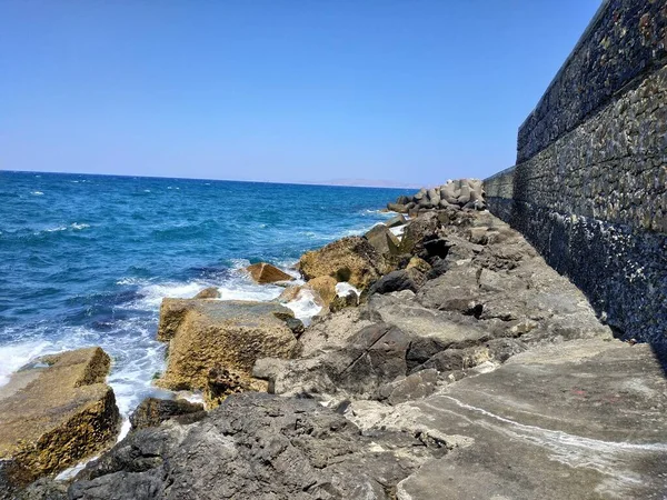 Vista en el lado del puerto del Heraklion, Grecia al sol del verano — Foto de Stock