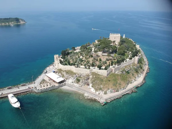 Vista aérea del puerto de la ciudad de Kusadasi con barcos y edificios a la vista —  Fotos de Stock