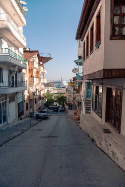 Kusadasi, Türkiye - 27 Nisan 2019: Kusadasi ilçe limanı yakınlarındaki binalar görüş alanımızda