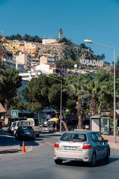 Kusadasi, Türkiye - 27 Nisan 2019: Kusadasi ilçe limanı yakınlarındaki binalar görüş alanımızda