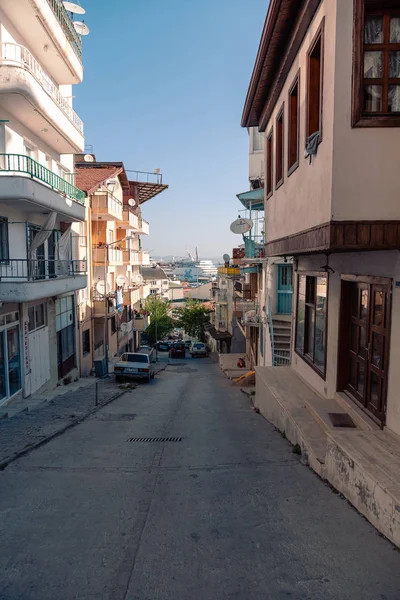KUSADASI, TURKEY - APRIL 27, 2019: CASUAL view on the streets near Kusadasi city port side with buildings in sight — Stock Photo, Image