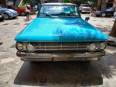 Kusadasi, Türkiye - Haziran 06, 2019: Kentin merkezindeki eski otomobil sergisine sıradan bakış