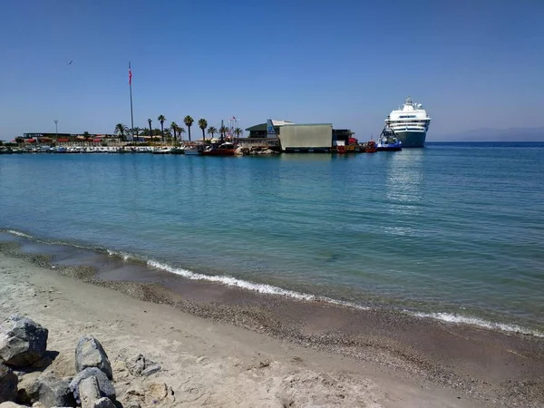 夏の正午にトルコのクサダシの港町の海岸線を見る — ストック写真