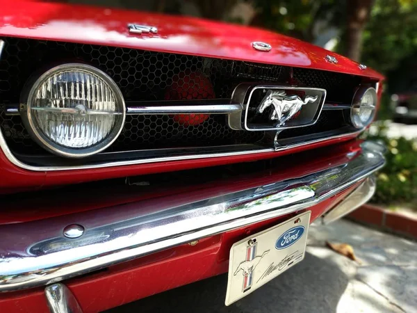 KUSADASI, TURQUIA - JUNHO 06, 2019: Vista casual da exposição de carros antigos no centro da cidade — Fotografia de Stock