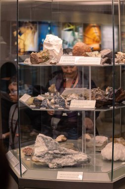 Milos, Yunanistan - 15 Mayıs 2019: Arama Miloları Madencilik Müzesi 'nde eşyalar