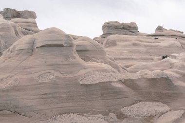 Milos adasındaki Sarakiniko plajının bulutlu havası, Yunanistan