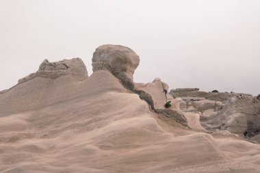 Milos adasındaki Sarakiniko plajının bulutlu havası, Yunanistan