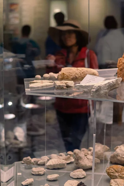 MILOS, GRECIA - 15 DE MAYO DE 2019: artículos en la búsqueda Milos Mining Museum — Foto de Stock