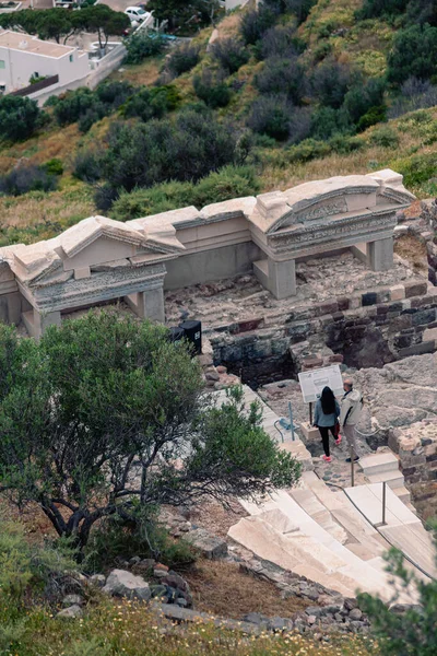 MILOS, GRECIA - 15 DE MAYO DE 2019: visitantes de la isla caminando alrededor de monumentos — Foto de Stock