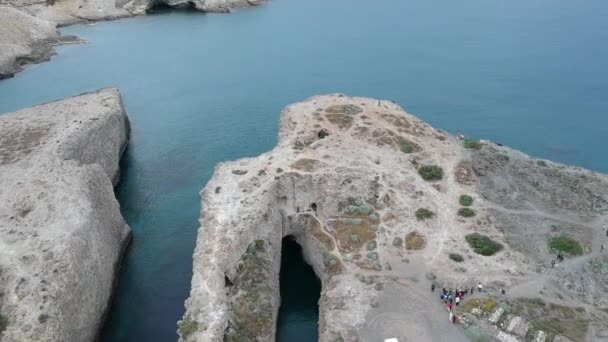 Мілош Греція Пляж Папафрагаса Печери Дивляться Дрона Відвідувачами Хмарну Погоду — стокове відео