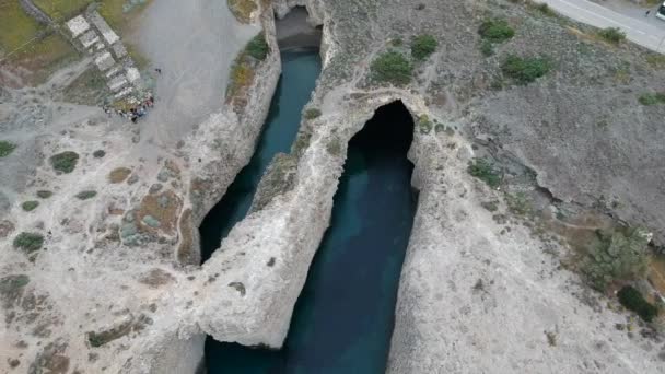 Milos, Grèce Papafragas Plage et grottes vue depuis le drone avec des visiteurs par temps nuageux 