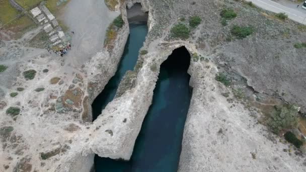 ミロス ギリシャ Papafragas Beach Caves View Drone Visiors Cloud Weather — ストック動画