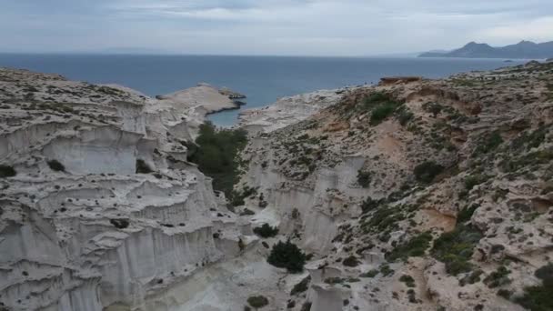 Milos Greece Sarakiniko Beach Caves View Drone Visitors Cloudy Weather — ストック動画