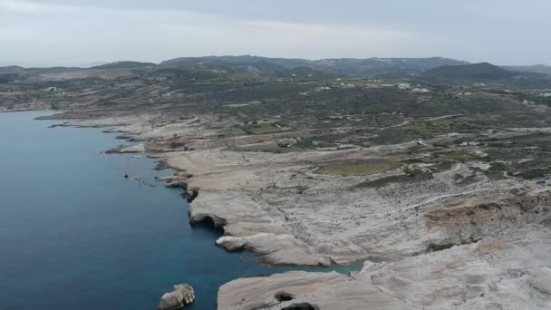 Milos Greece Praia Sarakiniko Vista Das Cavernas Drone Com Visitantes — Vídeo de Stock