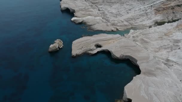 希腊米洛斯 萨拉基尼科海滩和洞穴在多云天气下与游客一起从无人驾驶飞机上观看 — 图库视频影像