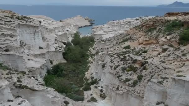 그리스 동굴들 구름낀 날씨에 방문객들 드론에서 바라본 — 비디오