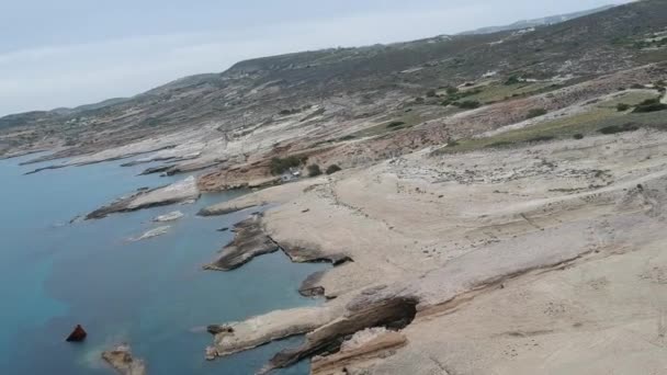 Milos Grecia Vista Playa Las Cuevas Sarakiniko Desde Dron Con — Vídeos de Stock