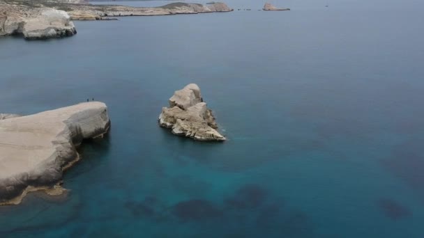 Milos Greece Sarakiniko Beach Caves View Drone Visitors Cloudy Weather — Stock Video