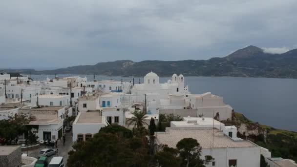 Milos Griekenland Plaka Dorpsgezicht Vanaf Drone Met Bezoekers Bij Bewolkt — Stockvideo