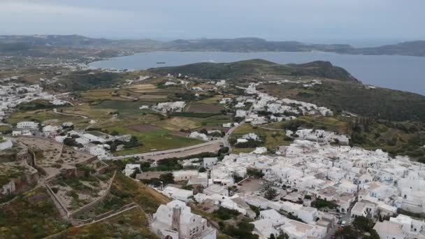 Milos Griekenland Plaka Dorpsgezicht Vanaf Drone Met Bezoekers Bij Bewolkt — Stockvideo