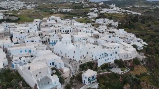 Milos Greece Plaka Vista Vila Drone Com Visitantes Tempo Nublado — Vídeo de Stock