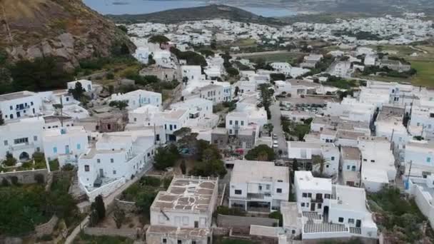 Milos Grecja Widok Wioski Plaka Drona Gośćmi Przy Pochmurnej Pogodzie — Wideo stockowe