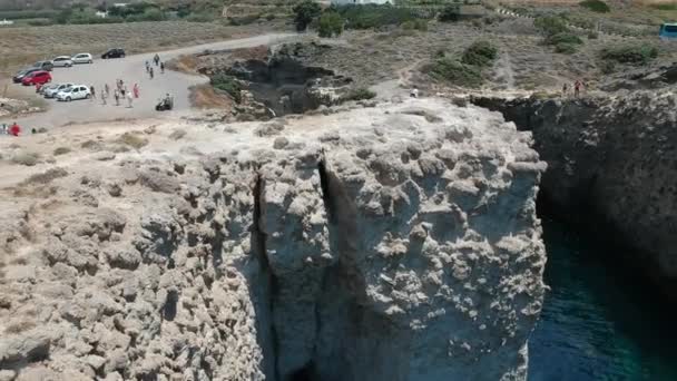 ミロス ギリシャ Papafragas Beach Caves晴れた日に訪問者とドローンからの眺め — ストック動画