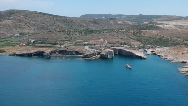 Milos Yunanistan Papafragas Plajı Mağaraları Güneşli Havalarda Ziyaretçilerle Yapılan Insansız — Stok video