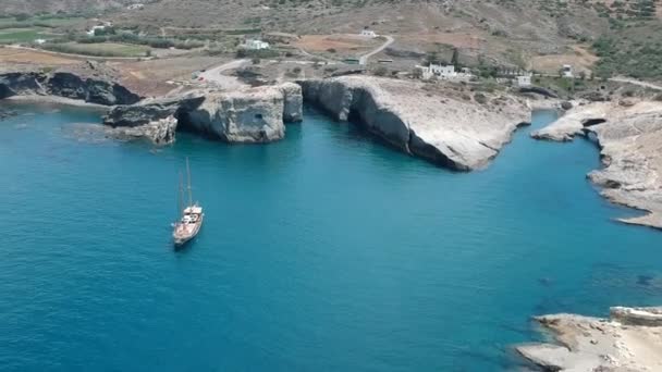 ミロス ギリシャ Papafragas Beach Caves晴れた日に訪問者とドローンからの眺め — ストック動画