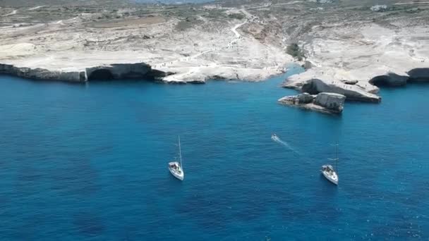 Milos Greece Praia Sarakiniko Vista Das Cavernas Drone Com Visitantes — Vídeo de Stock