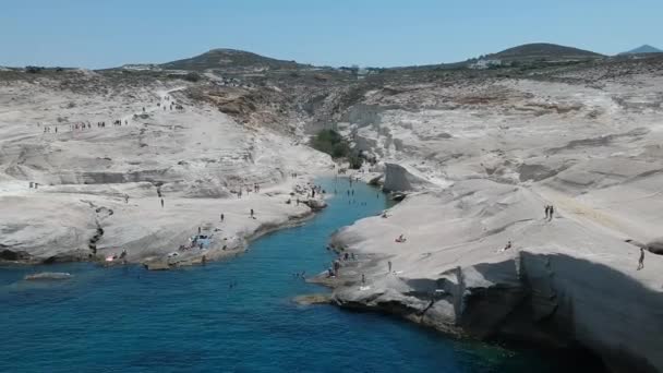 Milos Greece Sarakiniko Beach Caves View Drone Visitors Sunny Weather — ストック動画