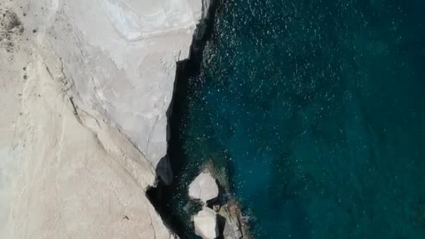 Milos Grecja Plaża Sarakiniko Jaskinie Widok Drona Gośćmi Przy Słonecznej — Wideo stockowe